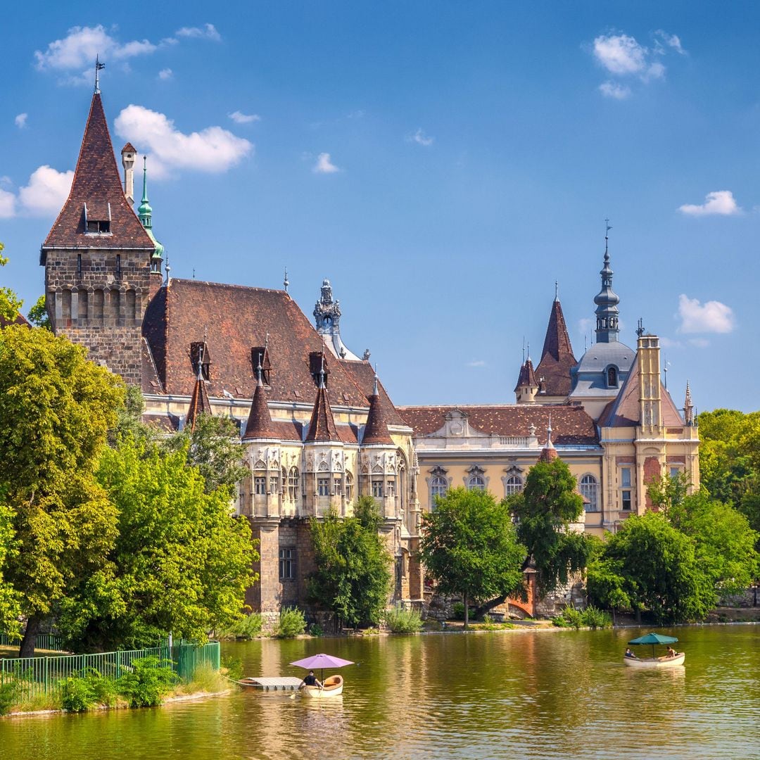 Castillo Vajdahunyad en el parque de la ciudad, Budapest