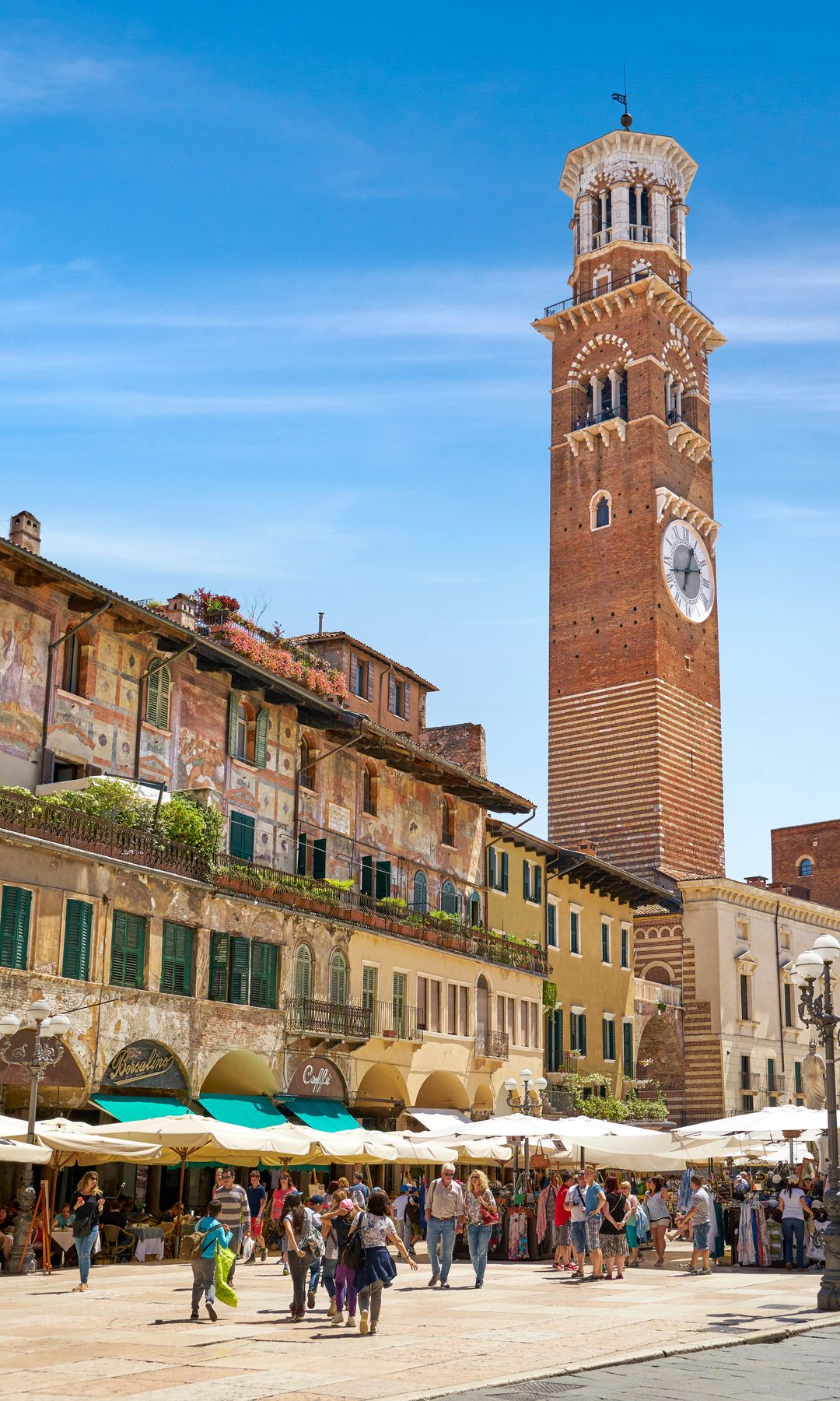 Plaza delle erbe de vérone con la torre Lamberti