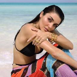 Hande Erçel en la playa