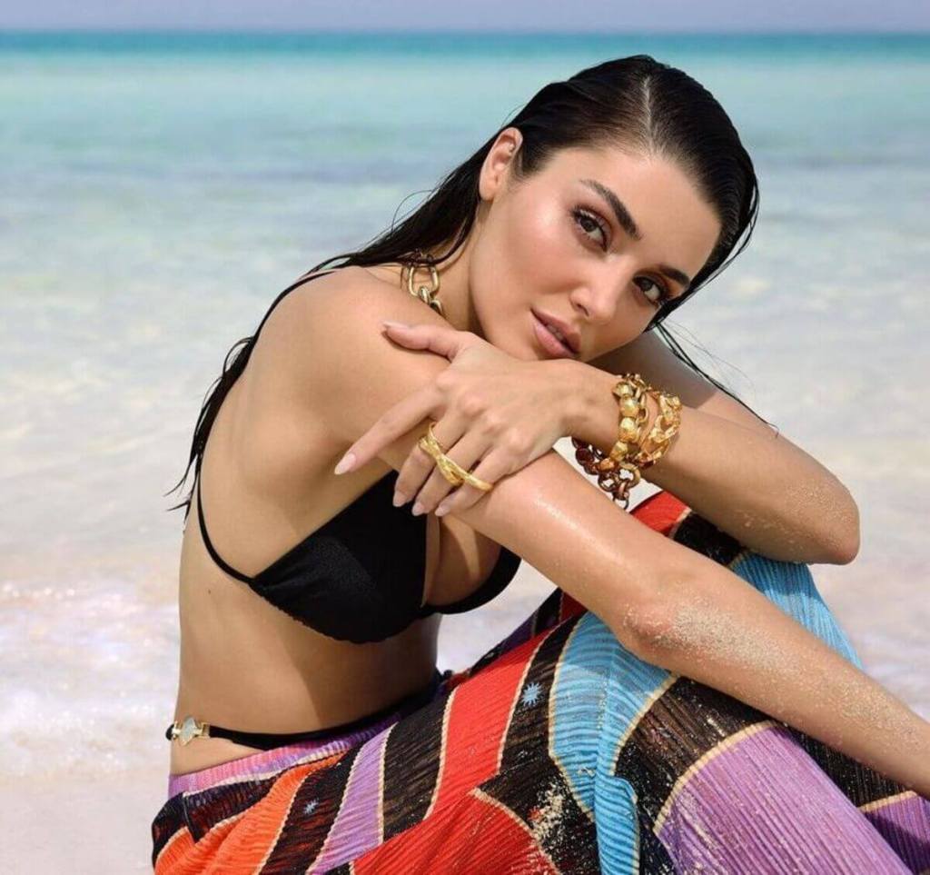 Hande Erçel en la playa