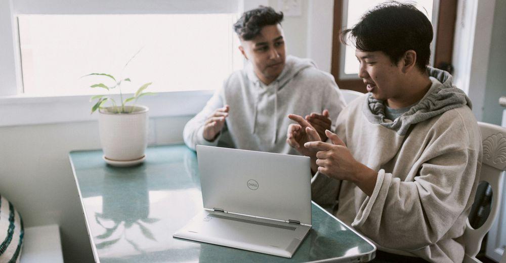 Dos amigos hablando mientras usan el equipo de Windows