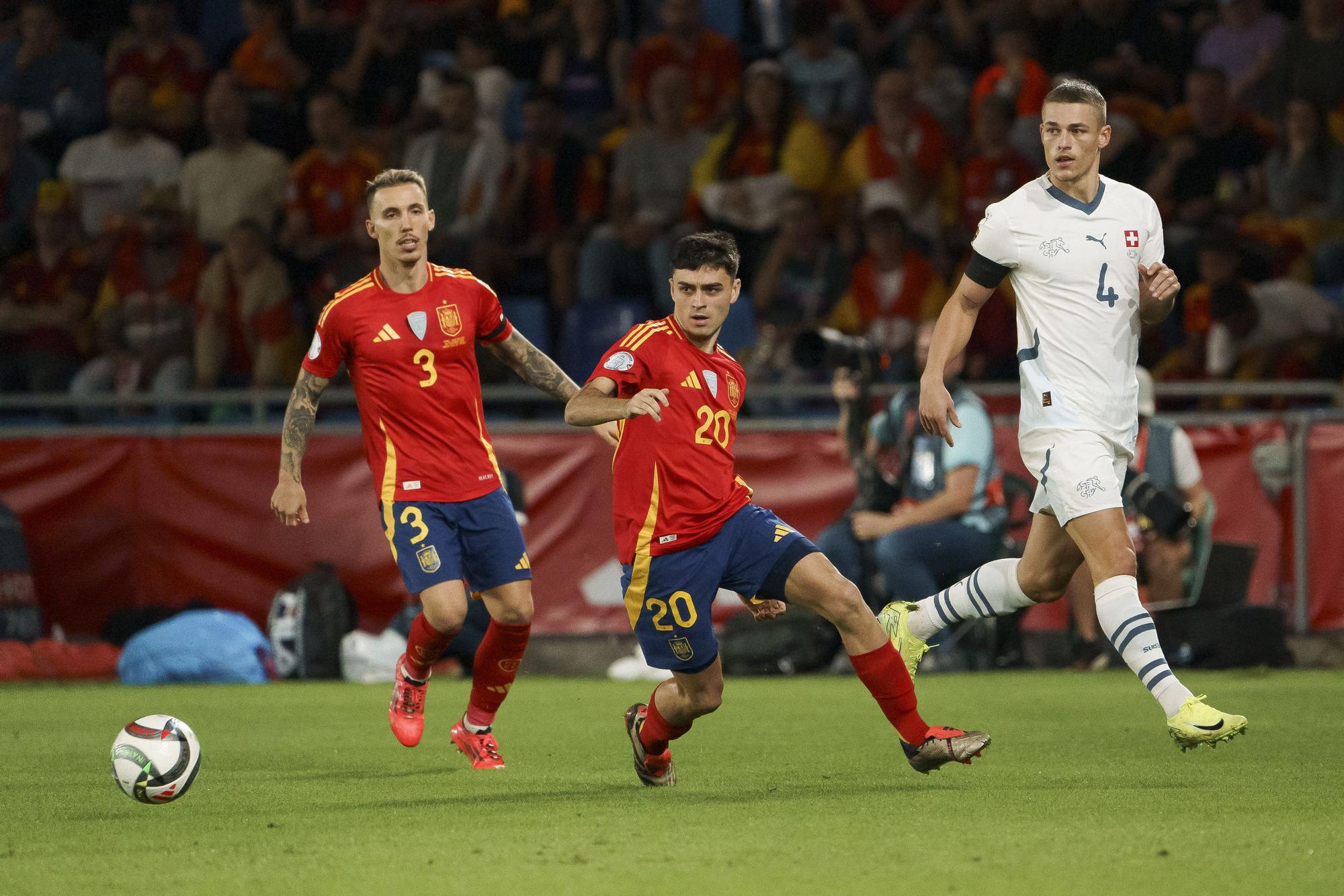 El centrocampista de la selección española Pedri (c) durante el partido de la sexta jornada de la UEFA Nations League, entre España y Suiza, disputado en el estadio Heliodoro Rodríguez López de Santa Cruz de Tenerife. EFE/Ramón de la Rocha