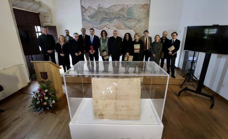 Exhibición del documento fundacional del cenobio de San Salvador de Cornellana