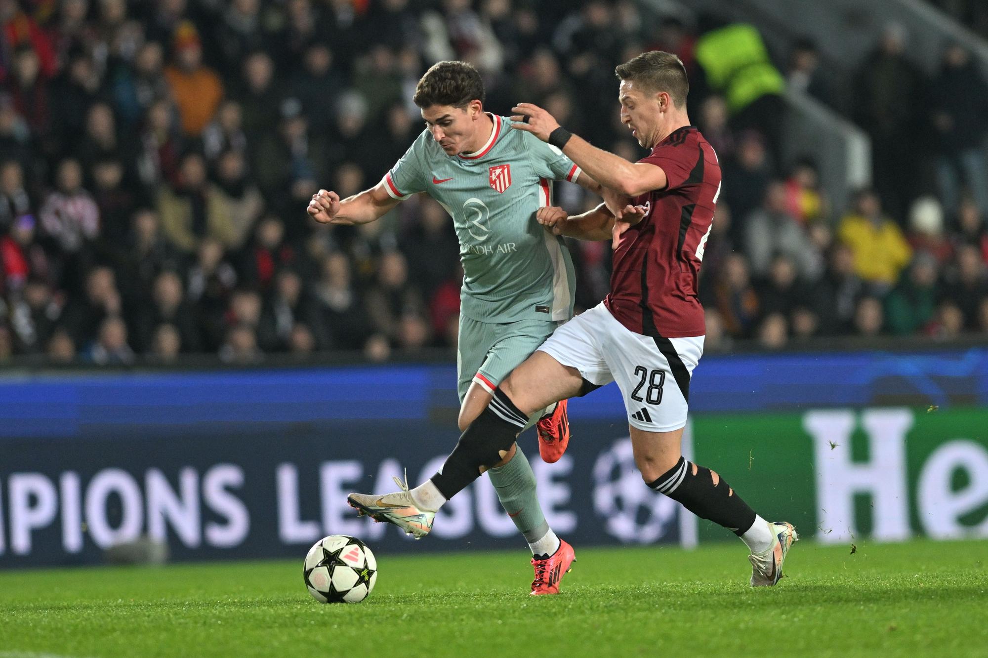 26 de noviembre de 2024, República Checa, Praga: Julian Alvarez (L) del Atlético de Madrid y Tomas Wiesner del Sparta batalan por el balón durante el partido de fútbol de la Liga de Campeones de la UEFA entre el AC Sparta Praga y el Atlético de Madrid en epet ARENA. Foto: Øíhová Michaela/CTK/dpa 26/11/2024 SÓLO PARA USO EN ESPAÑA. Øíhová Michaela/CTK/dpa;Deportes;fútbol;deportes;Liga de Campeones de la UEFA - AC Sparta Praga vs Atlético de Madrid;