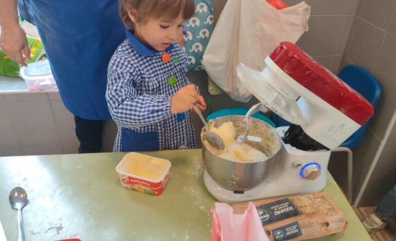 Taller de bollos preñaos y mitología en el colegio Jovellanos por su «Selmana de la Cultura Asturiana»