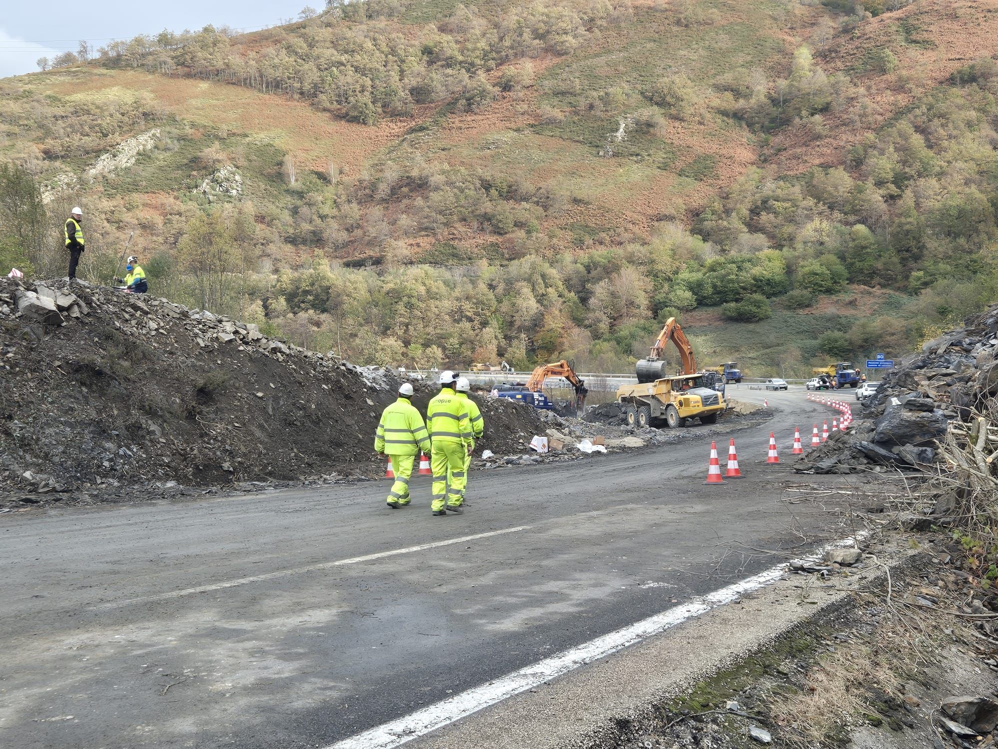 Así trabajan para abrir paso en Huerna tras el Argayo