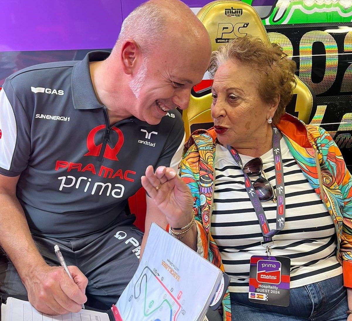 La abuela Julia charla con Daniele Romagnoli. jefe técnico de su nieto Jorge Martín.