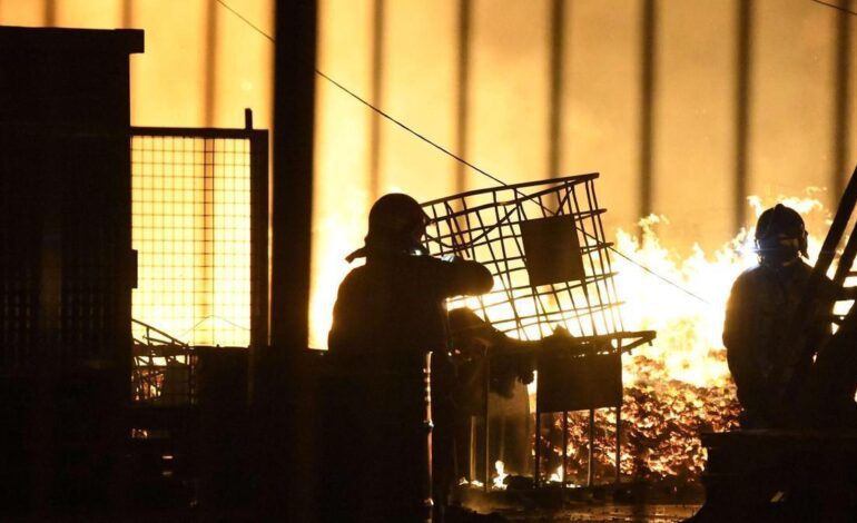 Un pavoroso incendio obliga a desalojar a decenas de familias de Murcia de madrugada