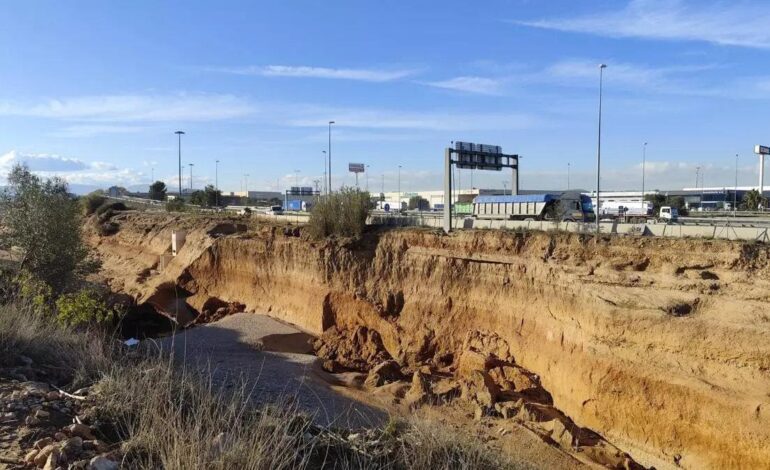 Cortan un ramal de la A-3 en Valencia afectado por los socavones del barranco del Poyo