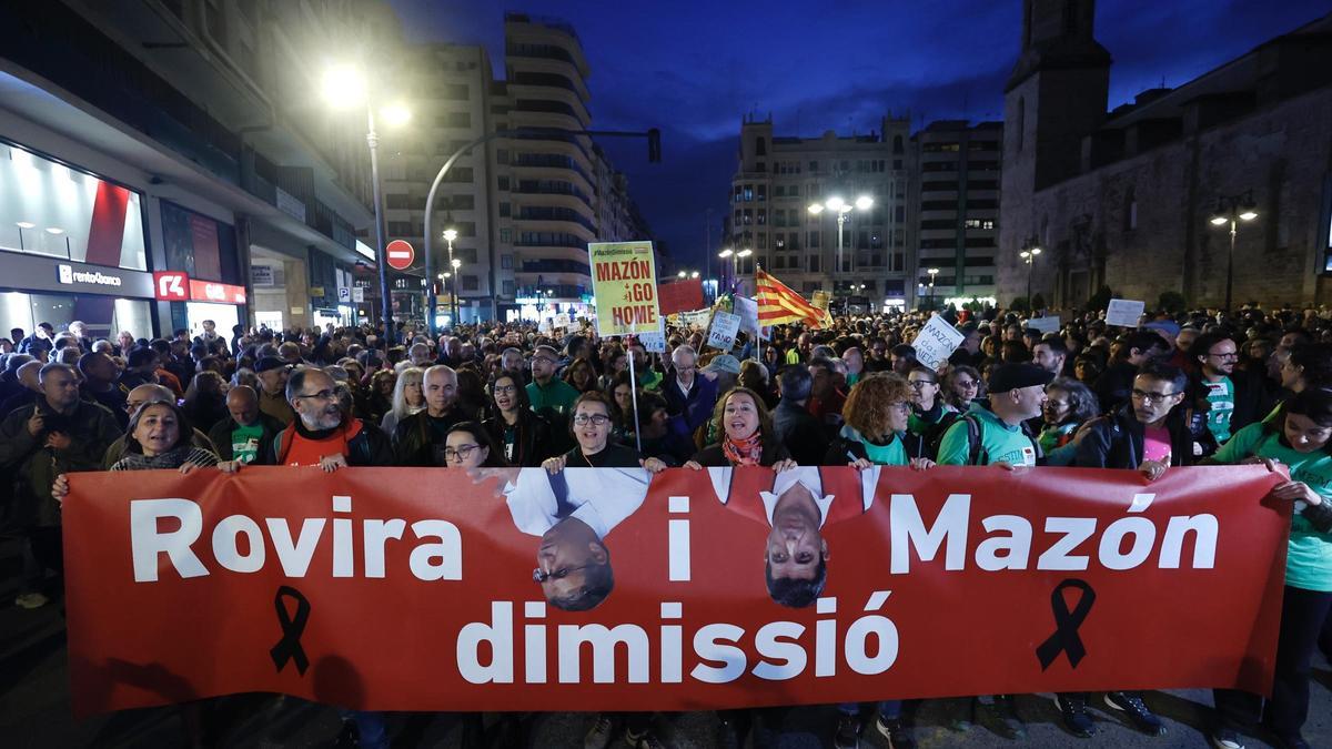 La comunidad educativa y las familias claman por la dimisión de Mazón y Rovira tras la DANA