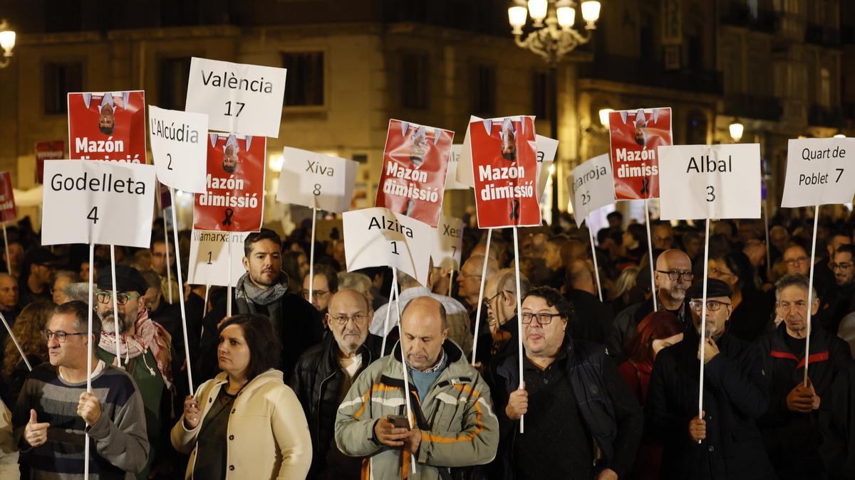 La alerta masiva vuelve a sonar un mes después para exigir la dimisión de Mazón