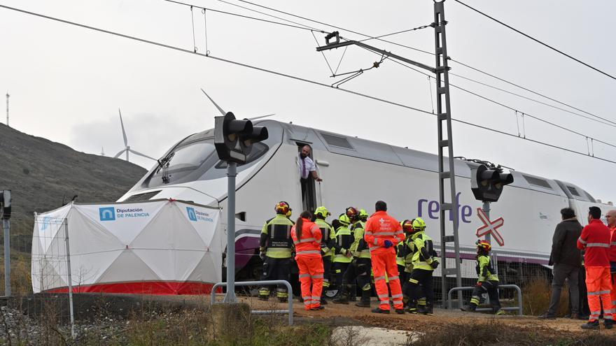 Mueren dos personas al ser arrollado su coche por un tren Alvia en Palencia