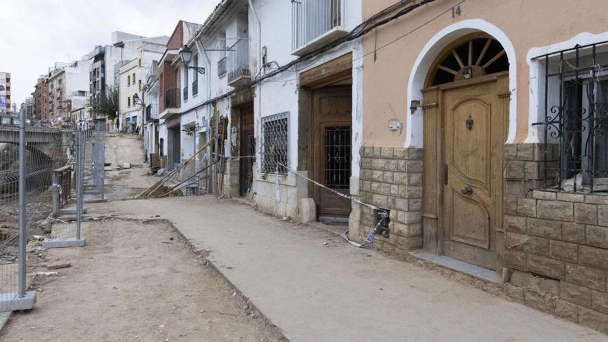 Portales de las viviendas por donde el agua del barranco engulló cuanto encontró a su paso.