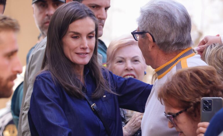 Los Reyes Felipe y Letizia vuelven a Valencia: un pueblo cercano y saludos entre abrazos y ‘vivas al Rey’