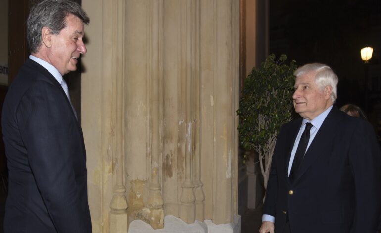 El frío saludo del Duque de Alba y su hermano Cayetano Martínez de Irujo en la misa funeral de su madre