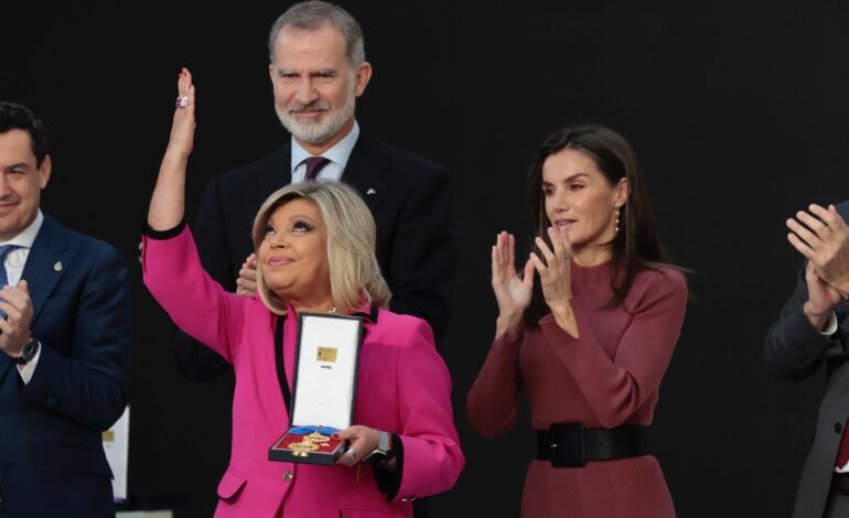 Terelu Campos recoge en nombre de María Teresa Campos la Medalla de Oro al Mérito en las Bellas Artes de mano de los Reyes