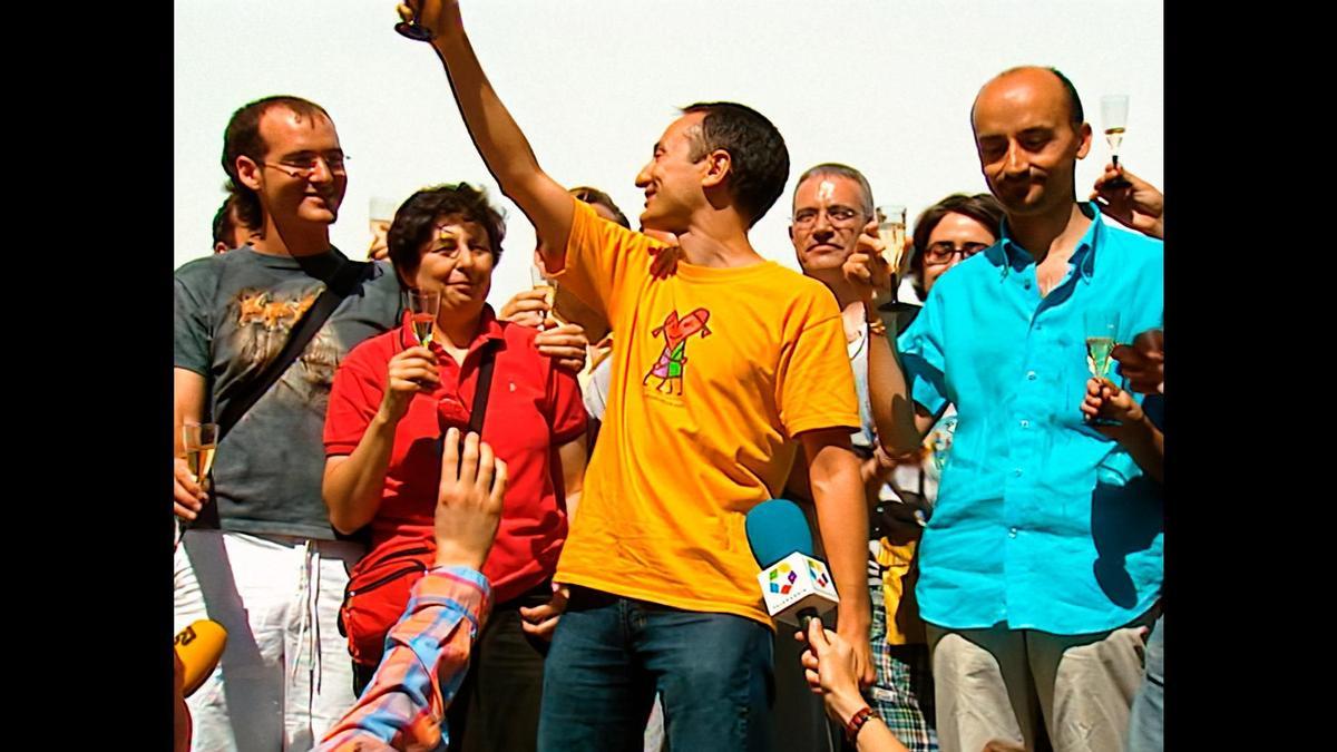 Miguel Ángel Sánchez y algunos compañeros de la Fundación Triángulo celebran la aprobación en el Congreso de la ley de matrimonio igualitario.