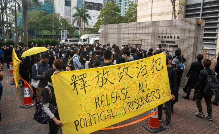 Hong Kong condena a penas de cárcel a medio centenar de activistas prodemocráticos