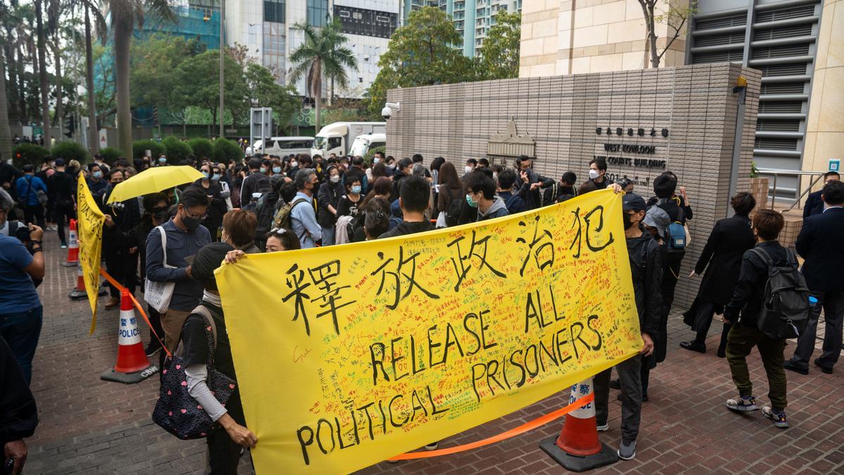 Hong Kong condena a penas de cárcel a medio centenar de activistas prodemocráticos