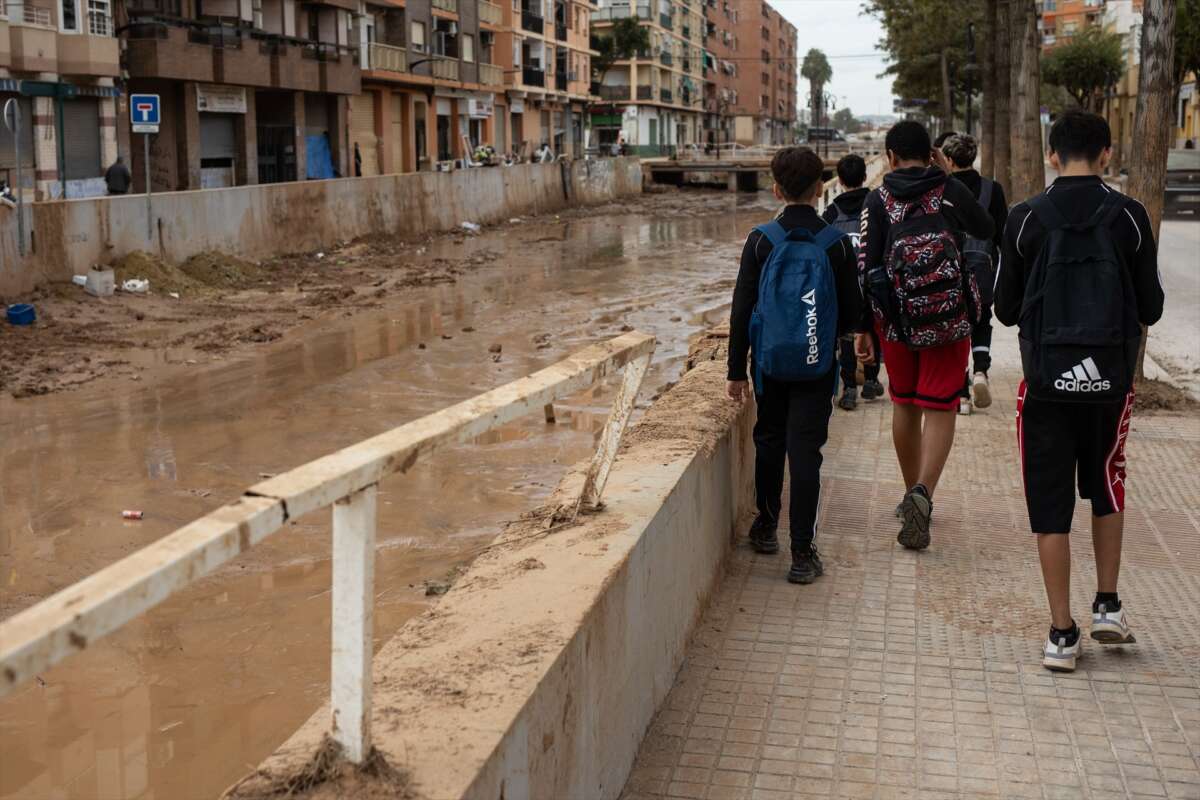 Los niños valencianos se enfrentan a las consecuencias de una catástrofe que agrava su vulnerabilidad social y económica. Foto: Alejandro Martínez Vélez / Europa Press