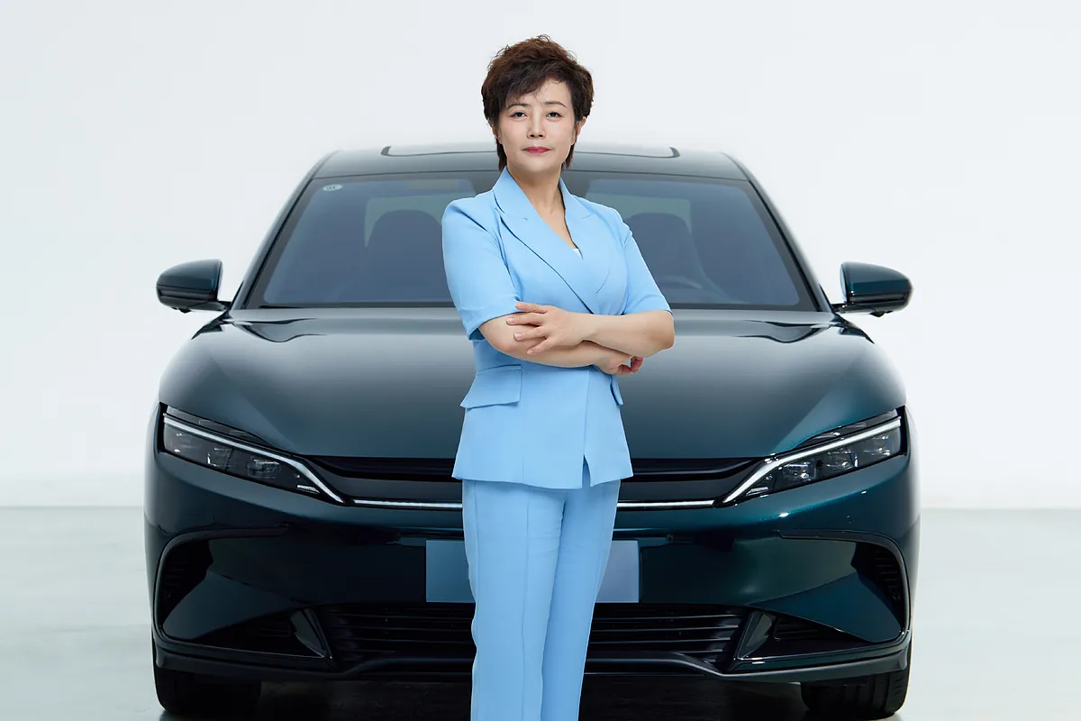 Stella Li (BYD): «Tesla no es nuestro rival, aunque tenemos un enemigo común: el coche de combustión»