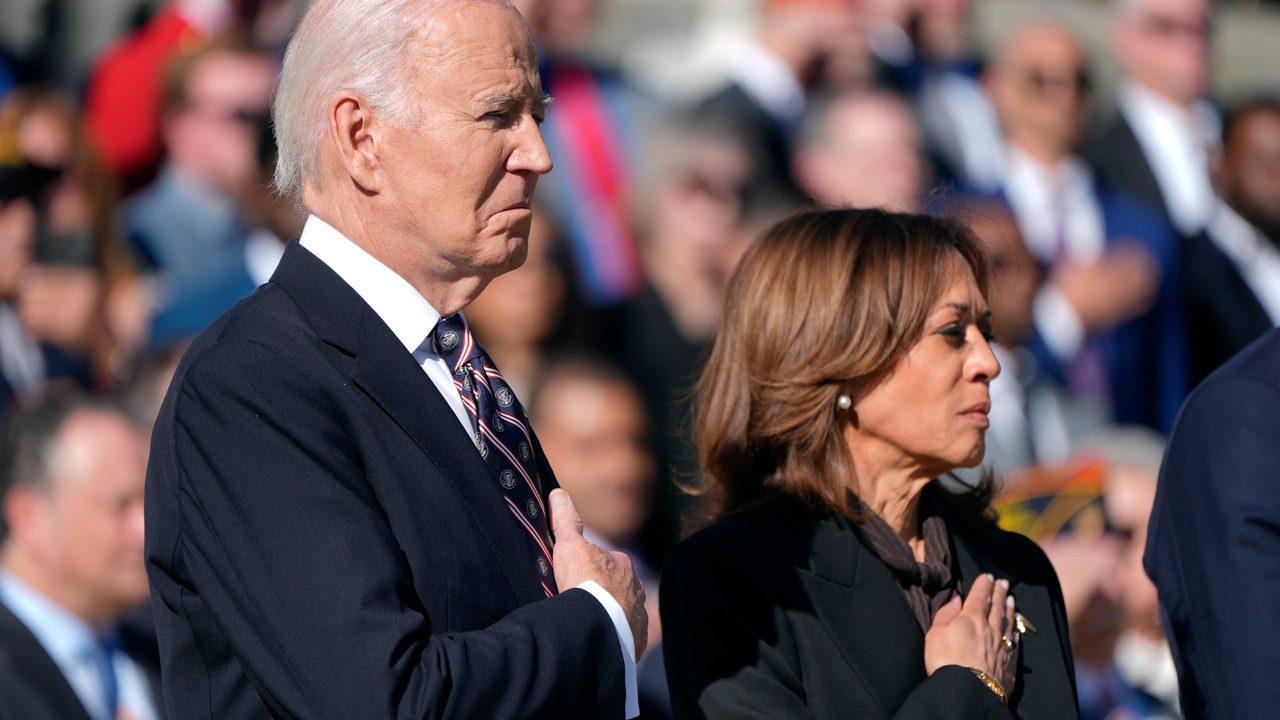 Biden y Harris, por primera vez juntos (en un cementerio) tras la arrolladora victoria de Trump