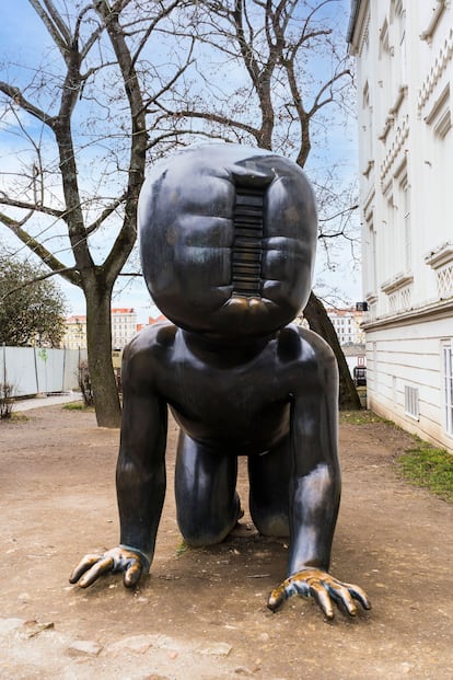 Escultura de David Cerny en el Museo del Parque Kampa de Praga.