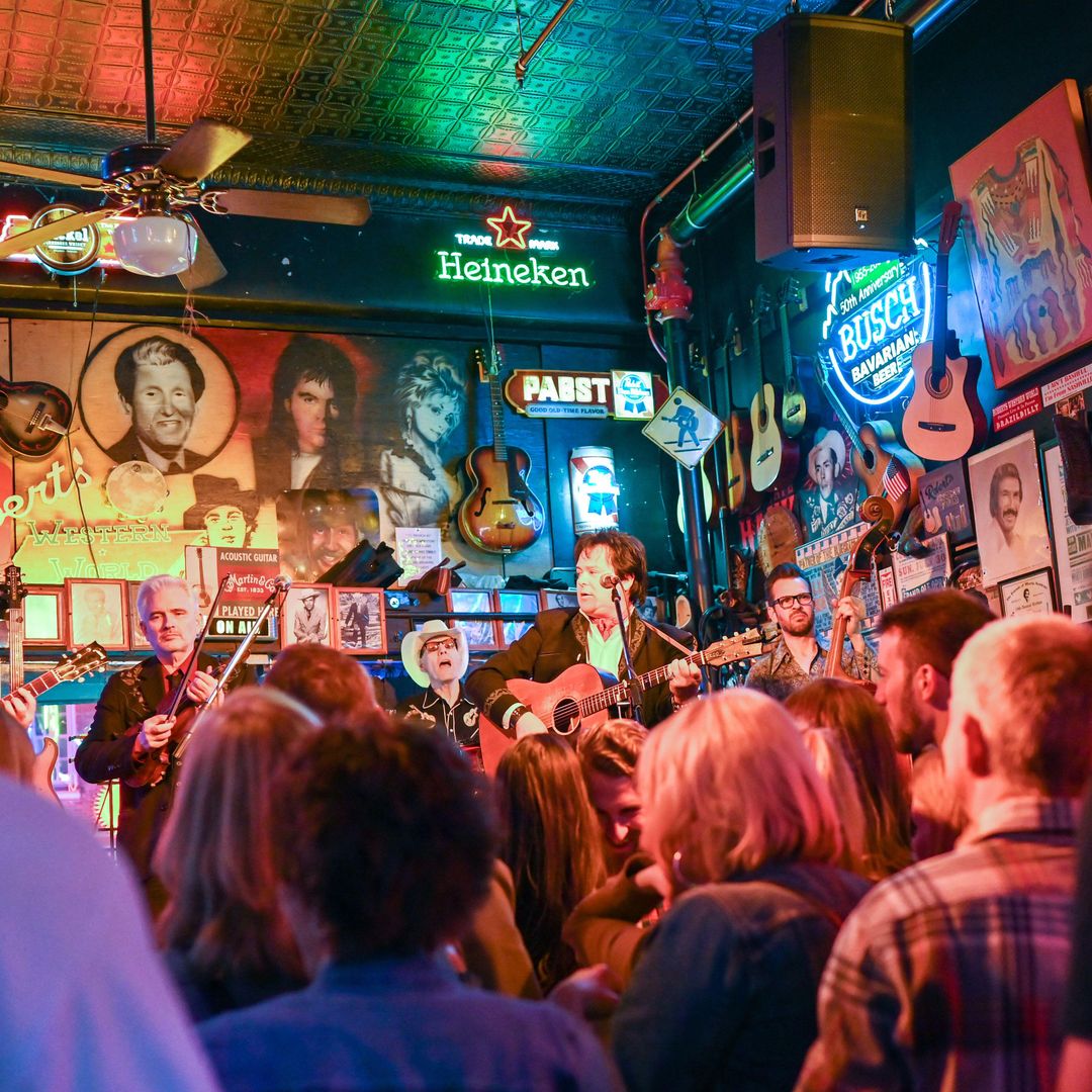 Brazilbilly actuando en Robert's Western World en Broadway, Nashville. Esta histórica calle Music Row es famosa por su vida nocturna.