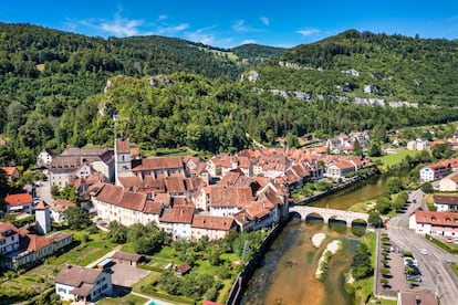 Vista de la localidad suiza de Saint-Ursanne.