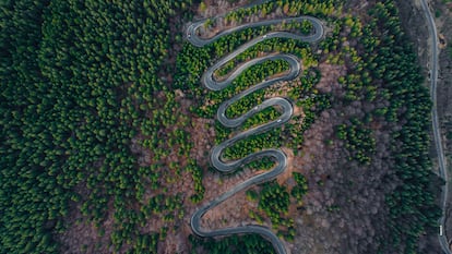 Fotografía tomada con un dron de la carretera Transfagarasan, en Rumanía.