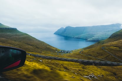 Vista de la isla de Streymoy, en las islas Feroe, desde la ventanilla de un vehículo.