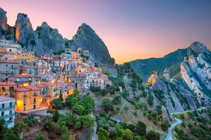 Atardecer en el pueblo medieval de Castelmezzano, en la región italiana de Basilicata.