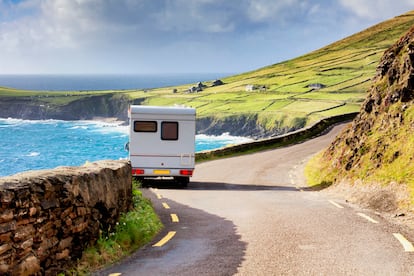 Una autocaravana recorre la península de Dingle, parte de la Wild Atlantic Way (Irlanda).