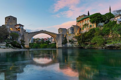 El Puente Viejo de Mostar es uno de los monumentos históricos de esta ciudad bosnia.