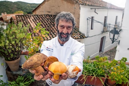 Luismi López, chef del restaurante Arrieros, situado en la localidad de Linares de la Sierra (Huelva). 