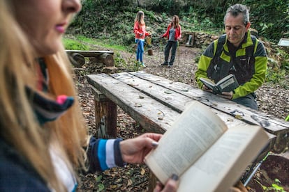 Uno de los puntos de lectura del llamado Bosque de las Letras, en Santa Ana la Real.