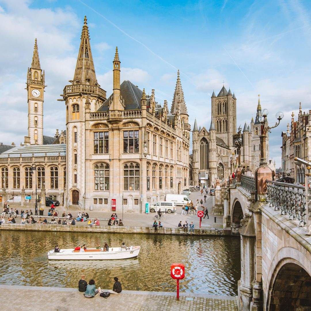 Vista panorámica del centro histórico de Gante con el río Lys, Flandes, Bélgica