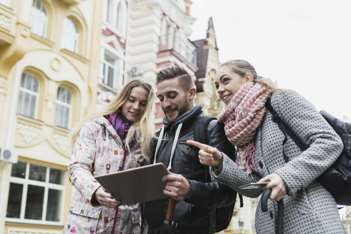 El programa Erasmus Mundus promueve la movilidad global, ofreciendo una cobertura completa a estudiantes destacados.