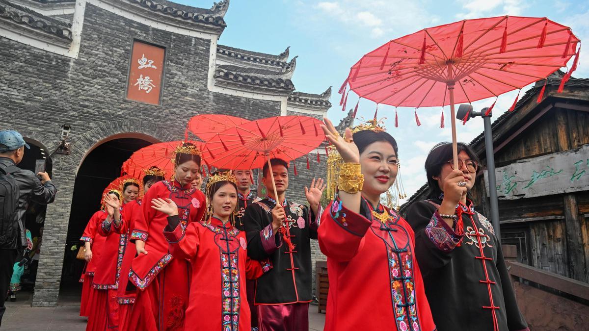 China estimula las bodas para luchar contra la baja natalidad