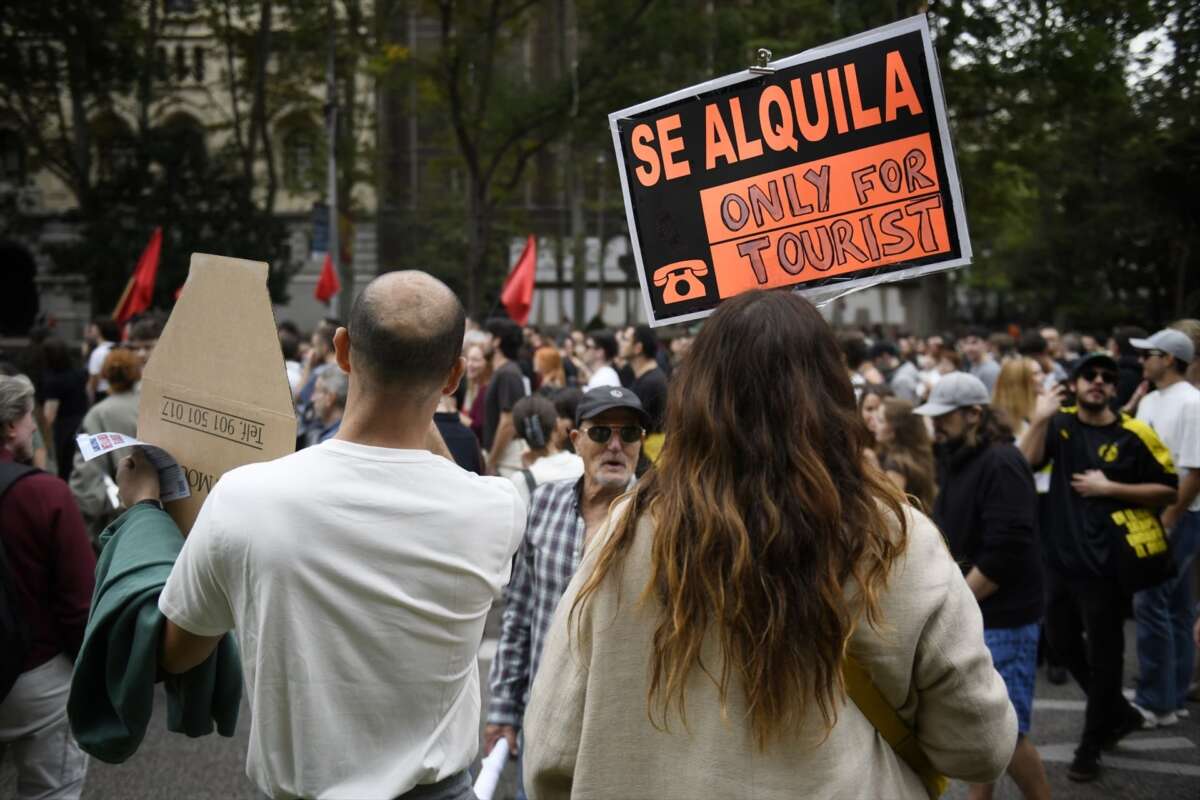 Varias personas durante una manifestación para denunciar el precio de los alquileres en Madrid. Foto: Fernando Sánchez / Europa Press