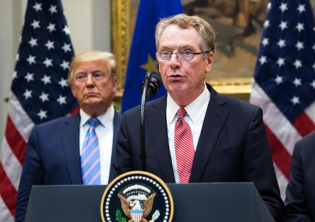 Robert Lighthizer, con Donald Trump al fondo, en una imagen de archivo, de 2019.