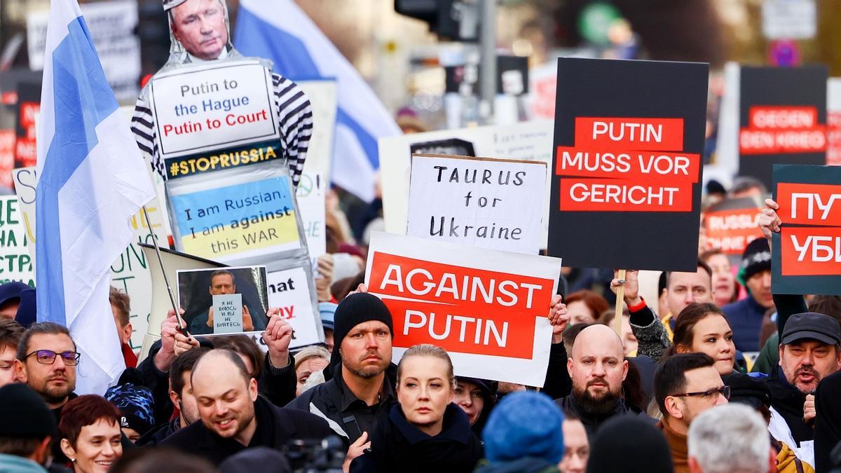 La oposición rusa en el exilio organiza en Berlín su primera gran manifestación