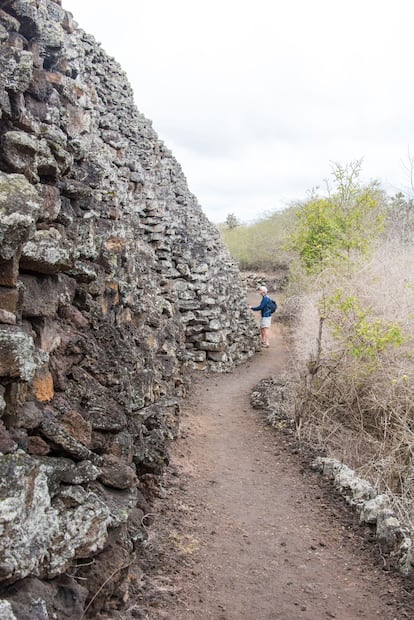 Un visitante visita el Muro de las Lágrimas, una antigua colonia penal.