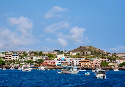 El paisaje marino del pueblo de Puerto Baquerizo Moreno, en la isla de San Cristóbal.