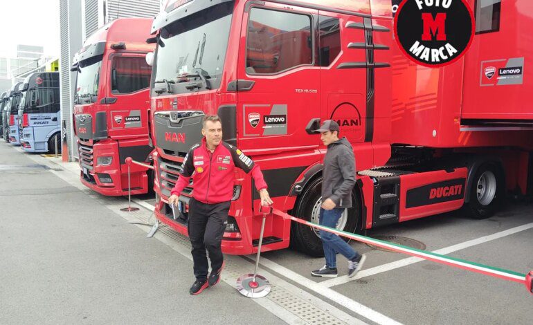 Marc Márquez ya trabaja en el box del Ducati oficial