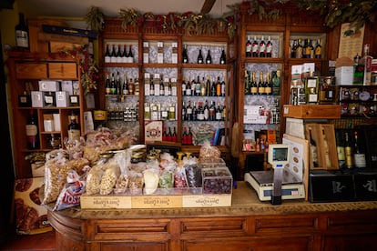 Vitrine de produits du magasin Oliver Delicatessen, situé sur la Plaza de la Trinidad de Granda.