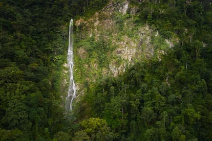 Vista de la cascada El Bejuco, que tiene un desnivel de más de 60 metros.