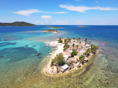 Vista aérea de algunas islas de Cayos Cochinos.