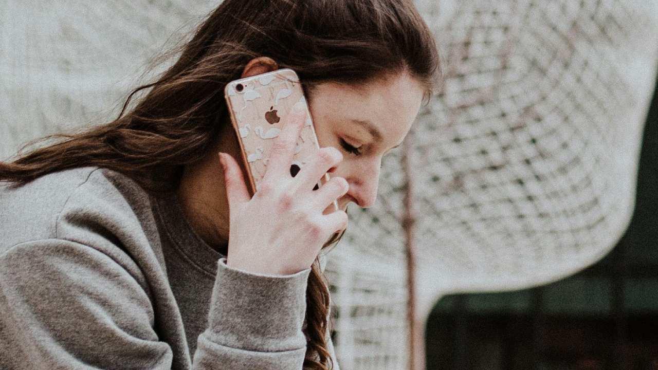 una mujer está hablando por teléfono