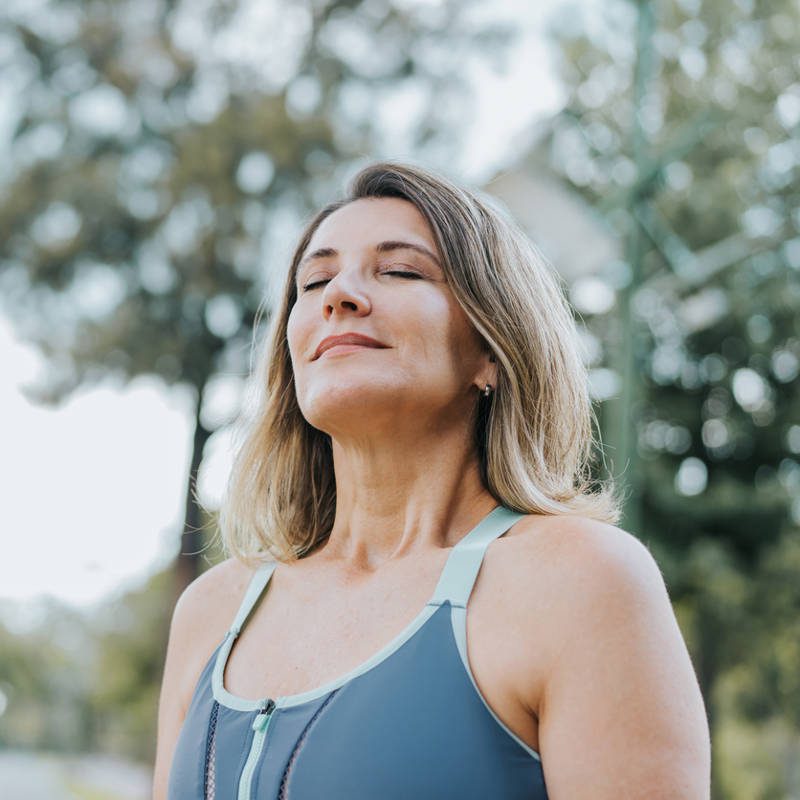 Mujer de 50 años respira.